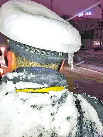 雪中执勤帽子结冰 身上的雪没时间打理