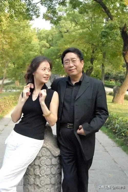 同是欺骗，富二代假装穷小子和穷小子假装富二代，为何结果相反？