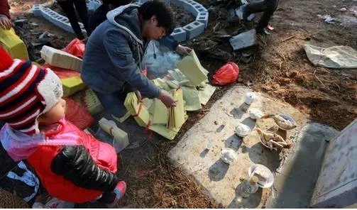 这个村子人死后棺材路边停放7年(组图)