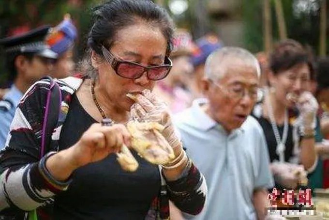 游客三亚吃鸡比赛是怎么回事?
