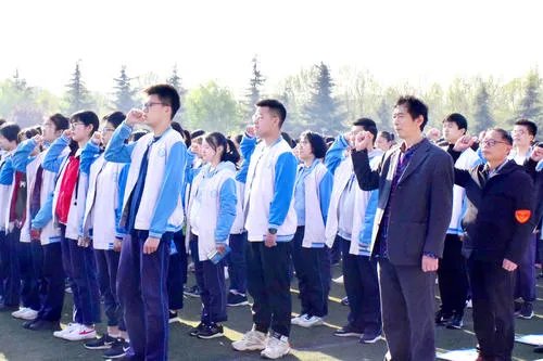 吉林松原,校园奏国歌小学生原地止步庄严敬礼,从此事中你看出了什么