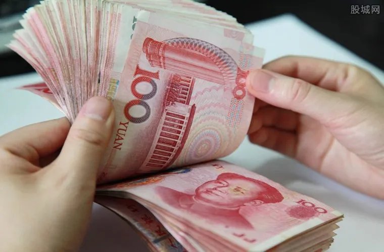 男子提10万元买菜 为的只是以后买菜能便宜点？