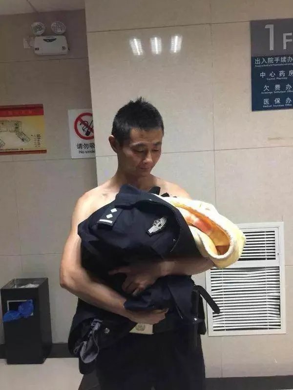警察脱衣为弃婴取暖,你如何看待警察的行为?