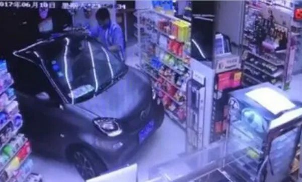 男子雨天开车进便利店买薯片是怎么回事?