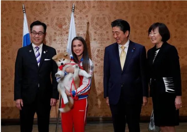 安倍赠送秋田犬给谁?