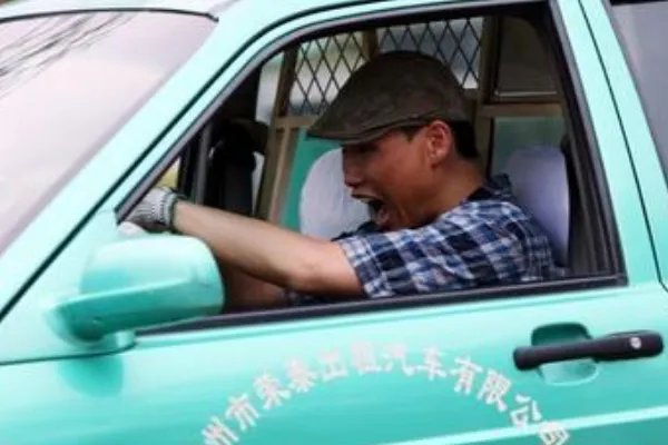 北京一出租车司机一年“碰瓷”公交16次,如何看待这种现象?