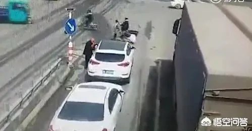 漯河老汉路口乞讨被撞,被指常年拦车,你怎么看?
