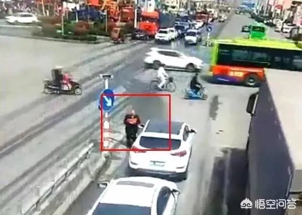 漯河老汉路口乞讨被撞,被指常年拦车,你怎么看?
