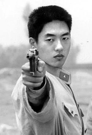 如何看待演员凌潇肃开通微博这一事件?