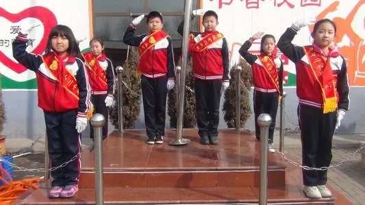吉林松原,校园奏国歌小学生原地止步庄严敬礼,从此事中你看出了什么