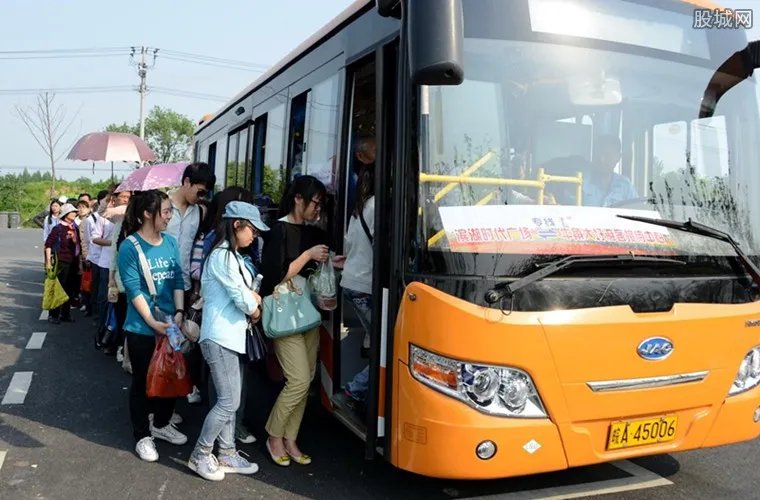 公交司机叫醒服务 司机自制“叫醒牌”提醒乘客下车