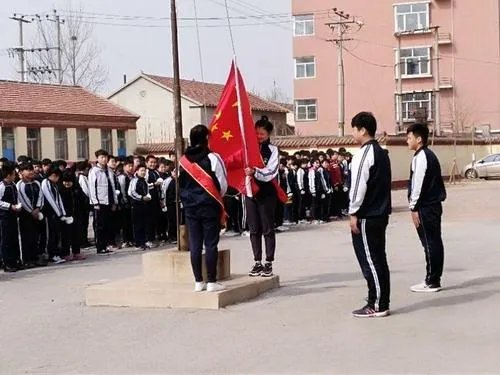 吉林松原,校园奏国歌小学生原地止步庄严敬礼,从此事中你看出了什么