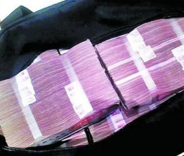 男子20万现金遗落饭店谁帮忙找回的？