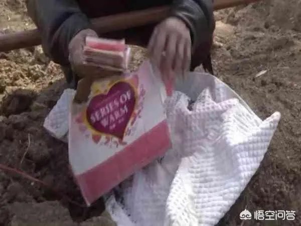 如何看待江苏宿迁女子不识字不会存款,将5000元钱埋土里,却被邻居挖走?
