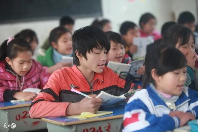 女主播私自晒出打赏中学生信息任由其他粉丝嘲讽,应该承担什么法律责任?