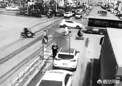 漯河老汉路口乞讨被撞,被指常年拦车,你怎么看?