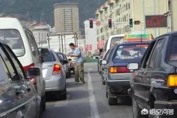 漯河老汉路口乞讨被撞,被指常年拦车,你怎么看?