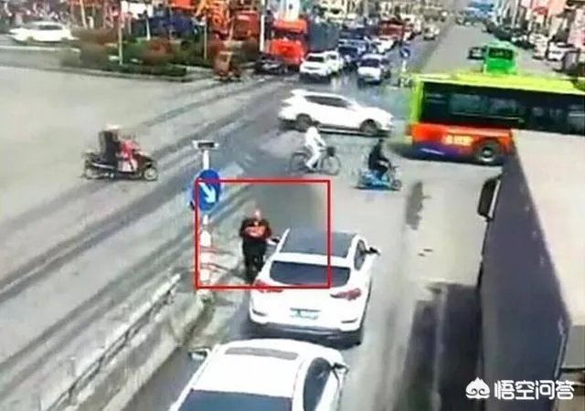 漯河老汉路口乞讨被撞,被指常年拦车,你怎么看?