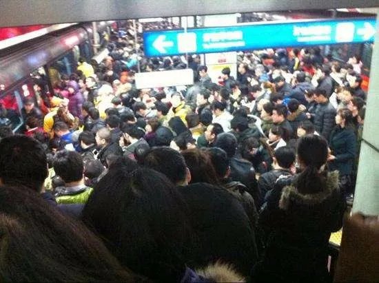 男子早高峰乘坐北京地铁被挤残地铁被判赔26万是怎么回事?