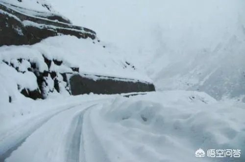 甘肃天水大雪封山,3名老师背着百斤试卷走10里路回学校,你怎么看?