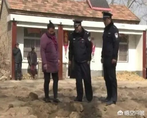 如何看待江苏宿迁女子不识字不会存款,将5000元钱埋土里,却被邻居挖走?