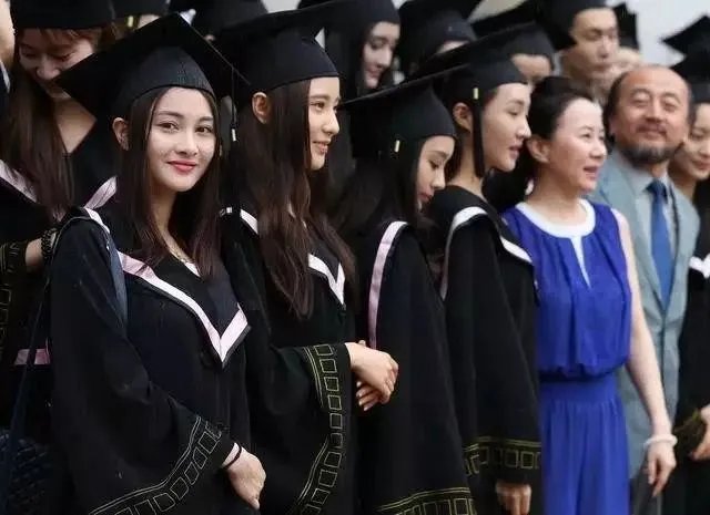 清北本科落户上海引争议,人才引进为何要分三六九等?