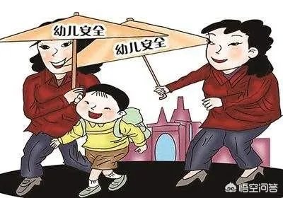 男童小区内坠深井
