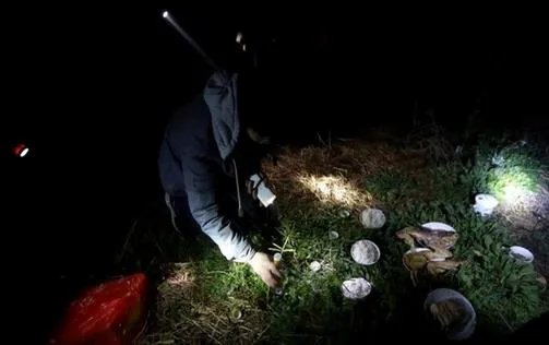 这个村子人死后棺材路边停放7年(组图)