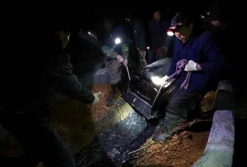 这个村子人死后棺材路边停放7年(组图)