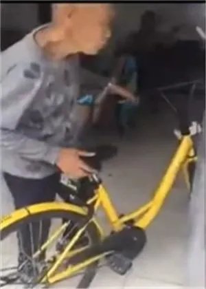 老人强占共享单车是怎么回事?