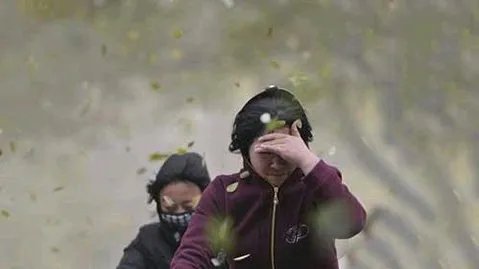 小朋友出门被大风刮跑,鞋子刮得都找不到了,新疆的风有多大?