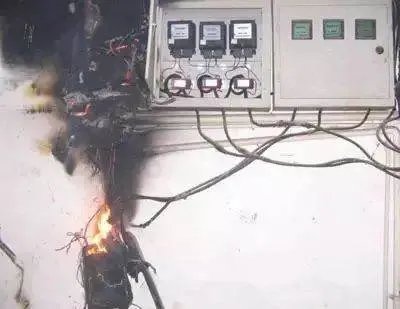十堰一老人家着火4万元养老钱被烧,银行帮其挽回3万,家里是因何起火的?