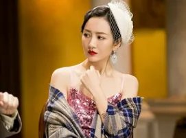 他苦追袁姗姗四年,后与王鸥订婚,还是杨幂同学,他究竟是谁?