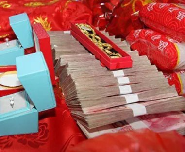 30万彩礼,150万的房子,男子当街暴打女友,这样的彩礼你能接受吗
