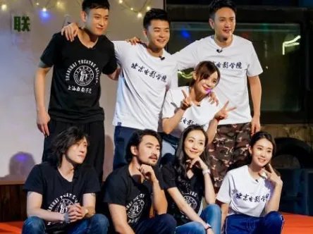 他苦追袁姗姗四年,后与王鸥订婚,还是杨幂同学,他究竟是谁?