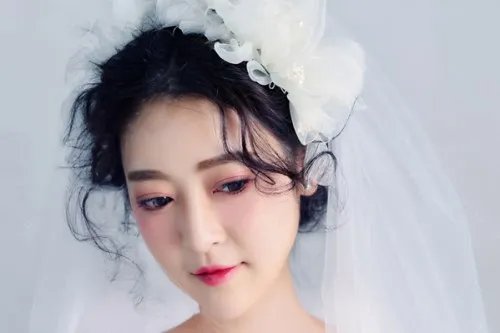 婚礼新娘造型图片大全 如何选择适合自己的新娘妆容