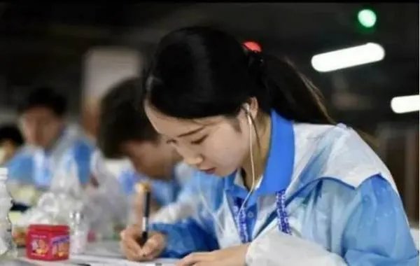 全国政协委员建议,取消英语中小学主科地位,外界的反响如何?