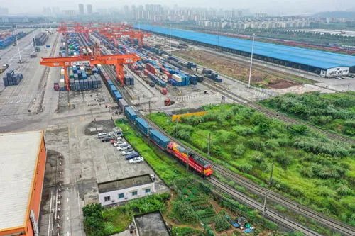 中国首条中欧班列线路——中欧班列开行突破1万列,这意味着什么呢?