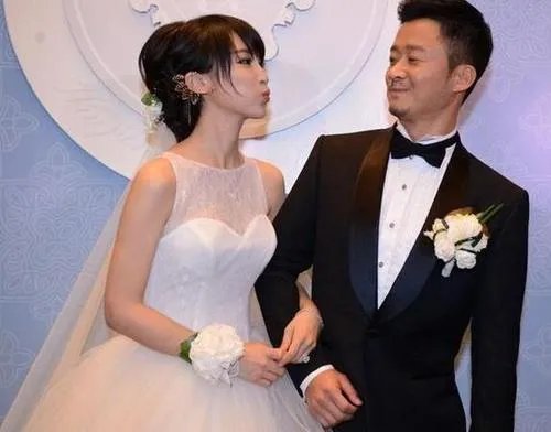 为什么吴京会娶谢楠,看到他们的结婚照你明白了什么?