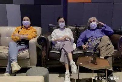 杜星霖被张纪中霸气搂怀，相差31岁被宠公主，她真的幸福吗？