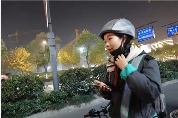 95后本科女孩白天代驾晚上洗车还债20万,你如何评价她的生活方式?