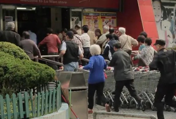 老人超市行窃被贴我是“小偷”示众,这种侮辱性惩罚合理吗?