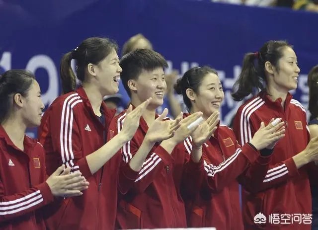 北仑站女排最后一战,大美女姚笛在场下捂嘴偷笑,朱婷还手舞足蹈的发生了什么?
