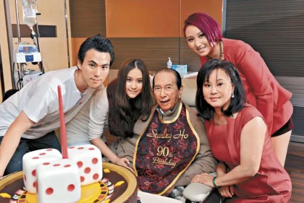 何鸿燊一生4妻子,为何大房一家支离破碎还被禁止分财产?