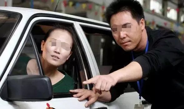 女子开车上路不慎撞死过路老人为什么判他人担责?