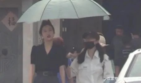 王鸥被小鲜肉探班,两人酒店过夜后挽手出门,是恋情曝光了吗?