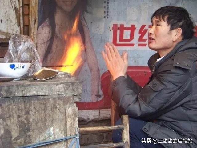 大衣哥家门被踹上热搜,如何看待大衣哥村子里的人?