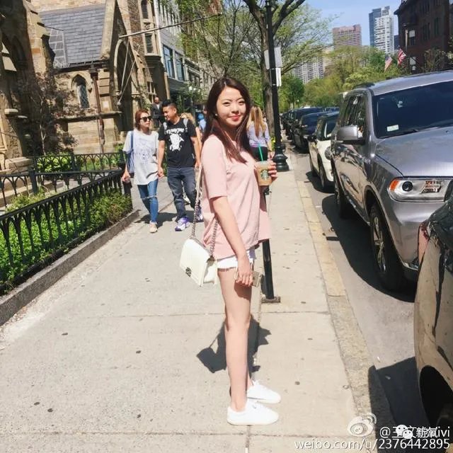 王中磊闺女晒长腿照,娱乐圈大佬们的千金都长什么样?