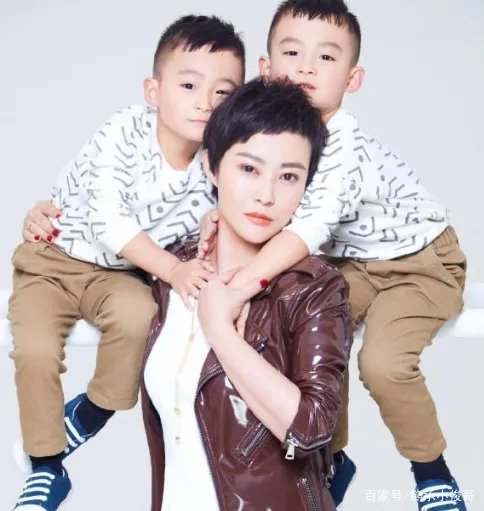 郝蕾双胞胎儿子正面颜值罕见曝光,孩子继承了父母的哪些优点?
