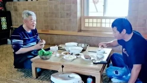 赵本山一家坐炕头直播吃饭，赵本山那么有钱，为何伙食有点差？